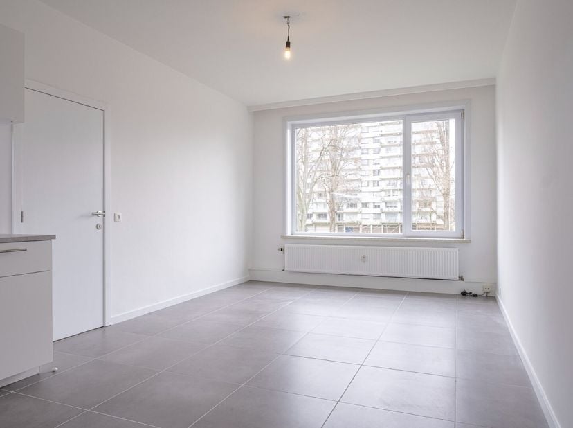 Vernieuwd gezellig appartement in een verzorgd en residentieel gebouw nabij openbaar vervoer en winkels! Het appartement op de eerste verdieping genie