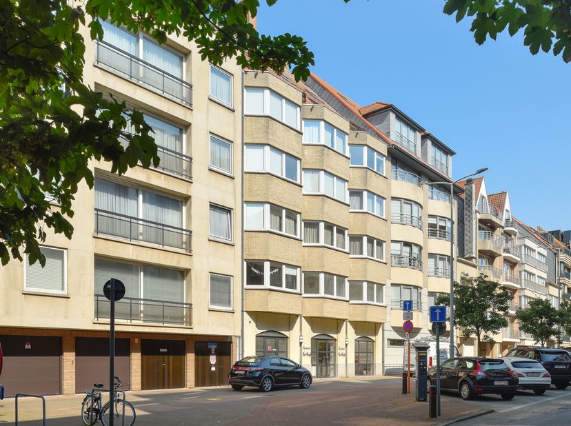 Zonnig en mooi appartement met 1 slaapkamer, gunstig gelegen op 500meter van de Zeedijk-Albertstrand en de winkelstraten van Knokke.&lt;br /&gt;
Deze pied-à