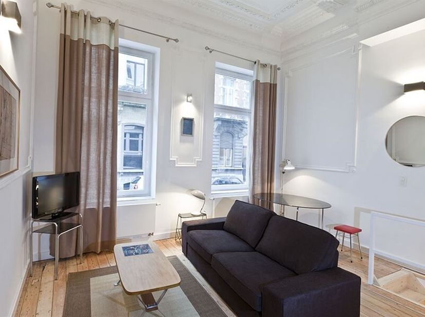 Description : A proximité de la Place Stéphanie, dans une très belle maison de maître signée architecte Dansaert datant de 1873. Appartement meublé co