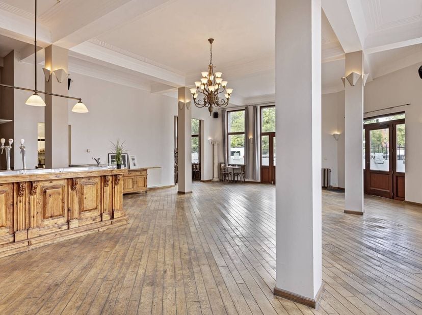 Indeling:&lt;br /&gt;
Gelijkvloerse verdieping (147m²): &lt;br /&gt;
- ruimte voor dareca (109m²)&lt;br /&gt;
- uitgeruste keuken met aansluitend een bijkeuken en koelc