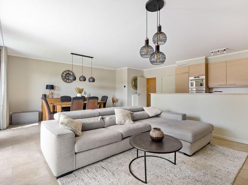 In een recent appartementsgebouw nabij het station Kontich-Lint, het centrum van Lint en diverse invalswegen bevindt zich dit instapklare appartement