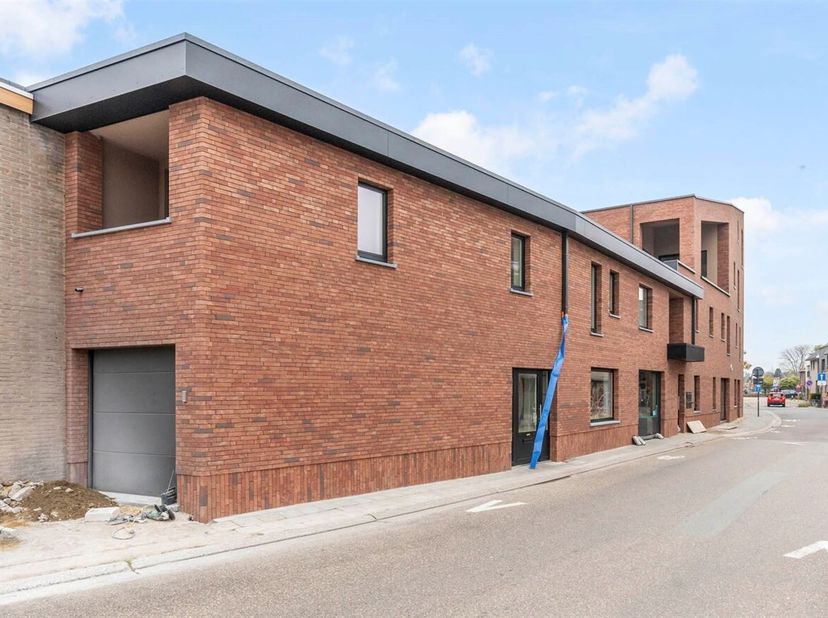 Bent u op zoek naar een veelzijdige commerciële ruimte op een toplocatie? Deze commerciële ruimte biedt u de perfecte combinatie van zichtbaarheid en