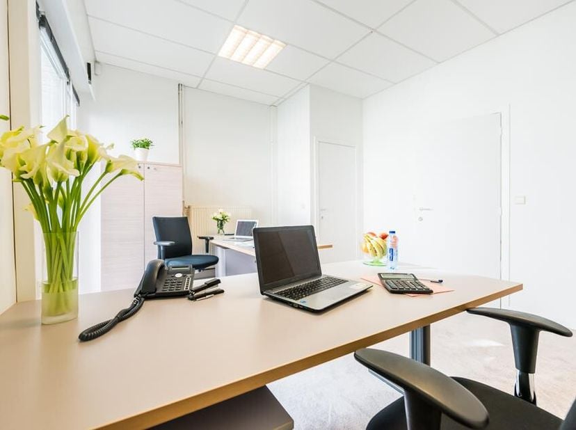 Dit gerenoveerde kantoorgebouw biedt een moderne loftlook met alle hedendaagse voorzieningen. Gelegen vlak bij het Zuid- en Muinkpark én langs de opri