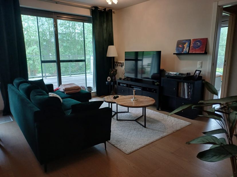 Appartement met prachtig uitzicht op De Leie (71 m²) op wandelafstand van Deinze centrum. Leefruimte, groot zongericht terras (30 m²) , ingerichte ope