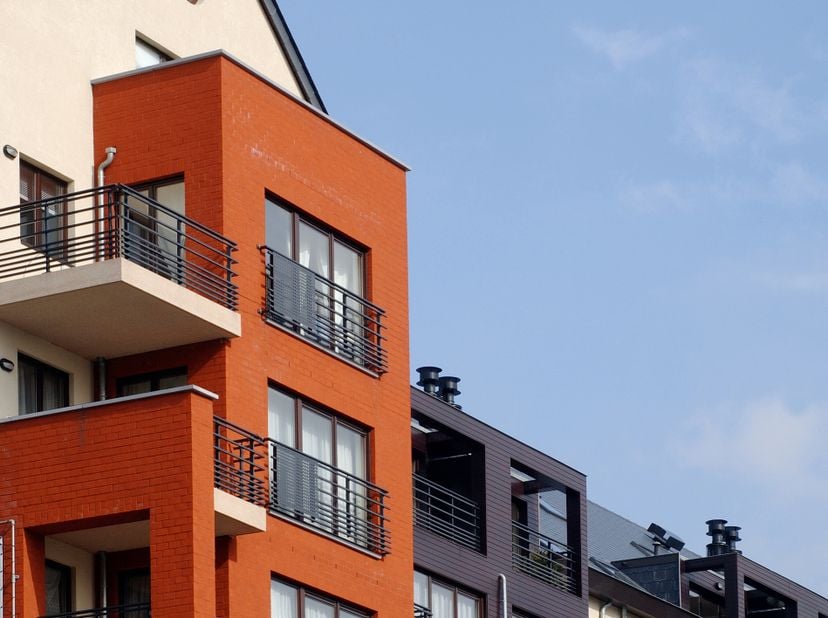 Superbe appartement 2 chambres de 95 m² + terrasse situé au 4ème étage de l&#039;immeuble construit en 2005 offre à ses résidents toutes les commodités de