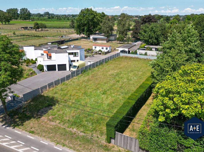 Deze goed gelegen bouwgrond met de oppervlakte van 950 m² heeft aan de voorzijde een prachtig vergezicht op de velden. De groene omgeving en is rondom