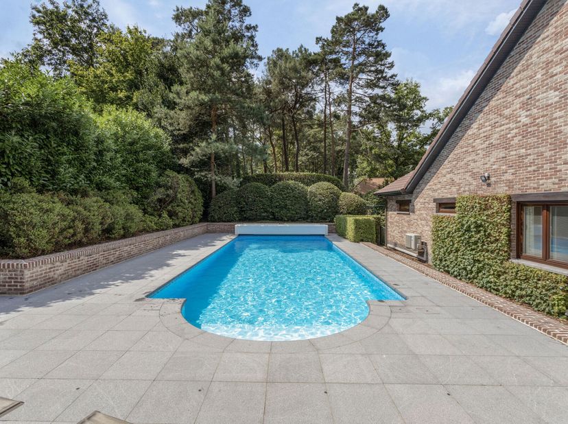 Deze schitterende laagbouwvilla is gelegen in het groene Keerbergen. Het pand werd gebouwd in 1989 en heeft in 2007 een complete renovatie ondergaan.
