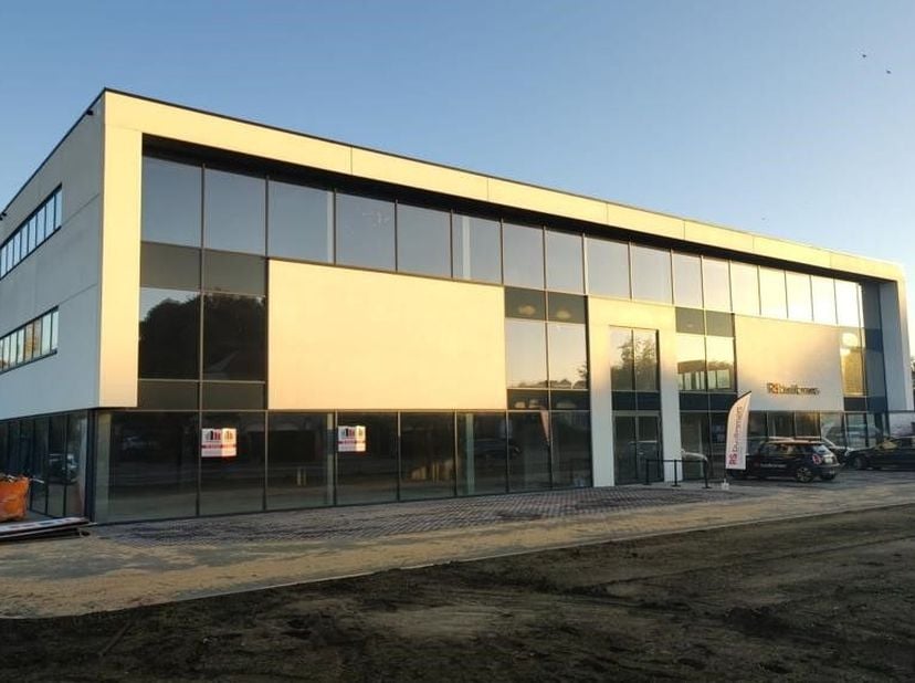 Nieuwbouw kantoor/showroom van 966 m² te koop langs de commerciële Brusselbaan te Hekelgem (Affligem). De ruimte is verdeeld over 2 verdiepingen en ka