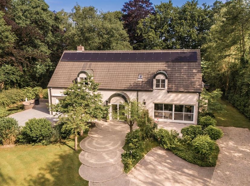 Imaginez que vous vous réveillez au son du chant des oiseaux, entouré de verdure et à quelques pas de l&#039;immense Kalmthoutse Heide.&lt;br /&gt;
Cette villa e