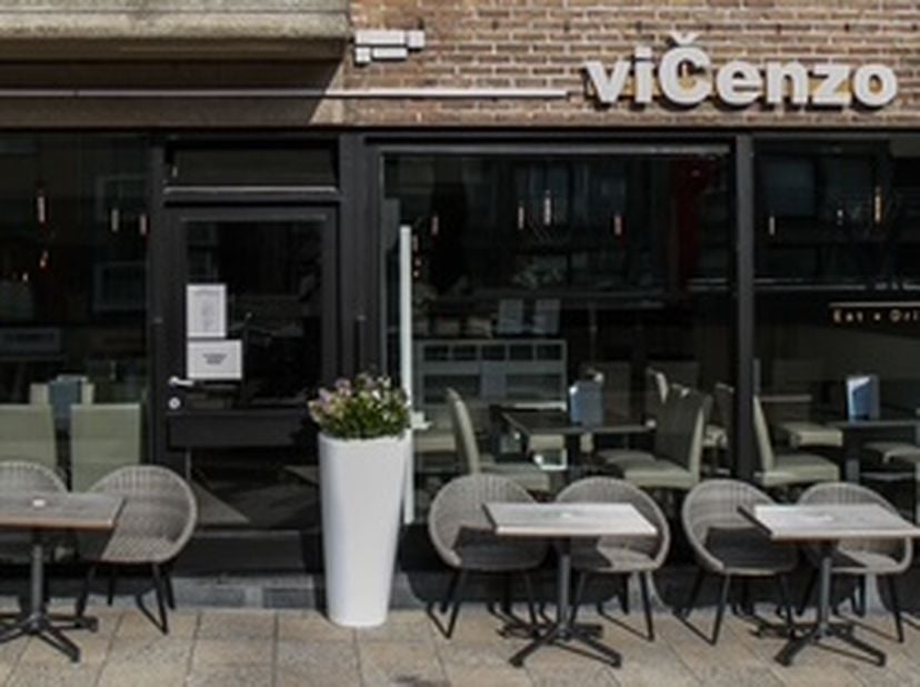 HANDELSPAND OVER TE NEMEN.&lt;br /&gt;
volledig ingerichte brasserie op centrale ligging,ideaal voor koppel&lt;br /&gt;
binnen 50 plaatsen,terras 40 plaatsen&lt;br /