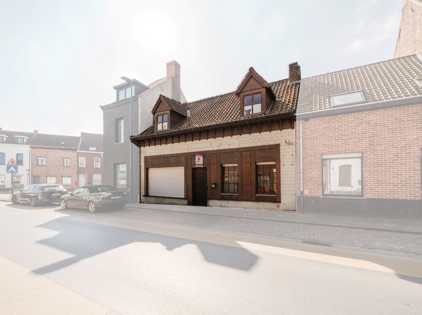 Deze unieke eigendom bevindt zich vlakbij het centrum van Harelbeke waardoor alle voorzieningen op wandelafstand terug te vinden zijn.&lt;br /&gt;
Het gehee