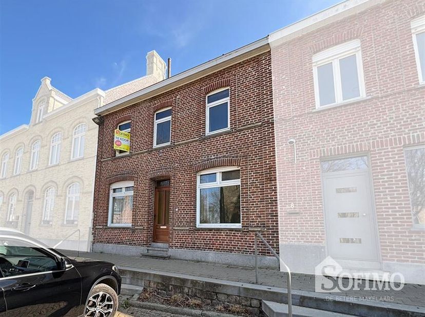Charmante, te renoveren woning in het prachtige Westouter&lt;br /&gt;
Het gelijkvloers omvat een inkomhal, 1e kamer, leefruimte met gaskachel, voute/bureaur