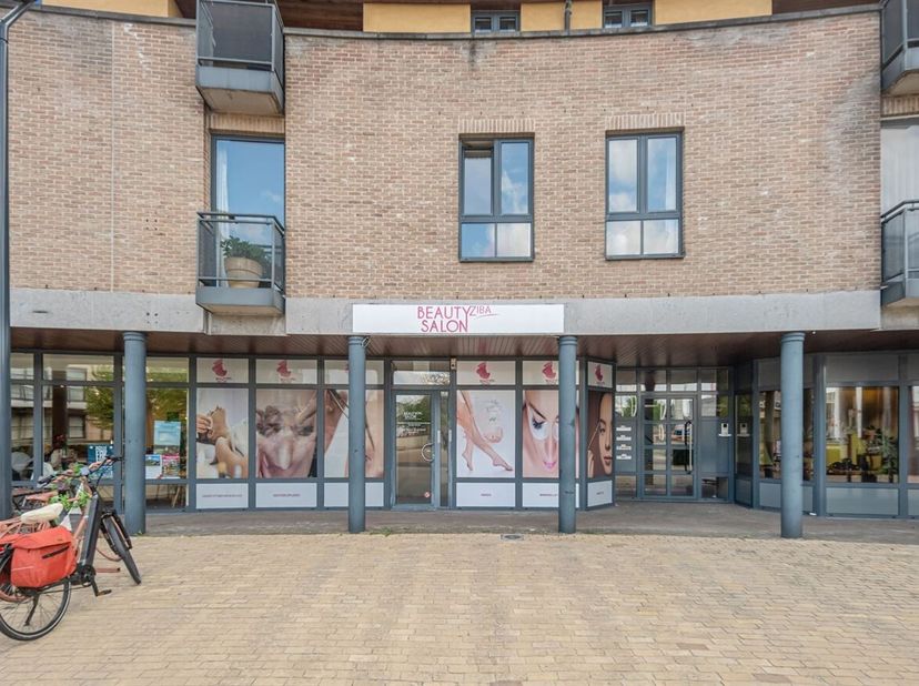 Op een zichtbare en gekende locatie in hartje Lommel bieden wij dit commerciële pand van 100 m² aan. Dankzij het grote etalageraam aan de voorzijde ge