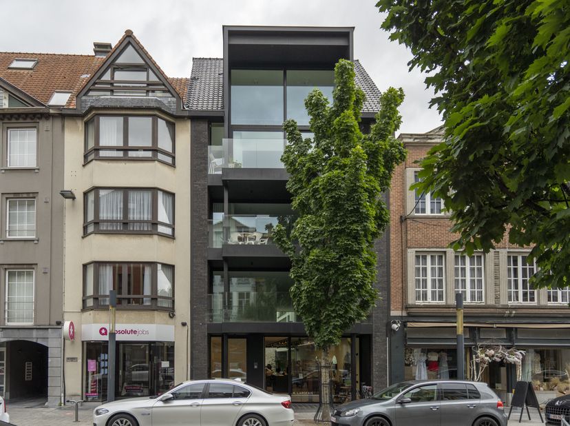 Indeling: &lt;br /&gt;
- ruime leefruimte met toegang tot een zonnig terras&lt;br /&gt;
- volledig uitgeruste open keuken voorzien van alle comfort&lt;br /&gt;
- 2 comf