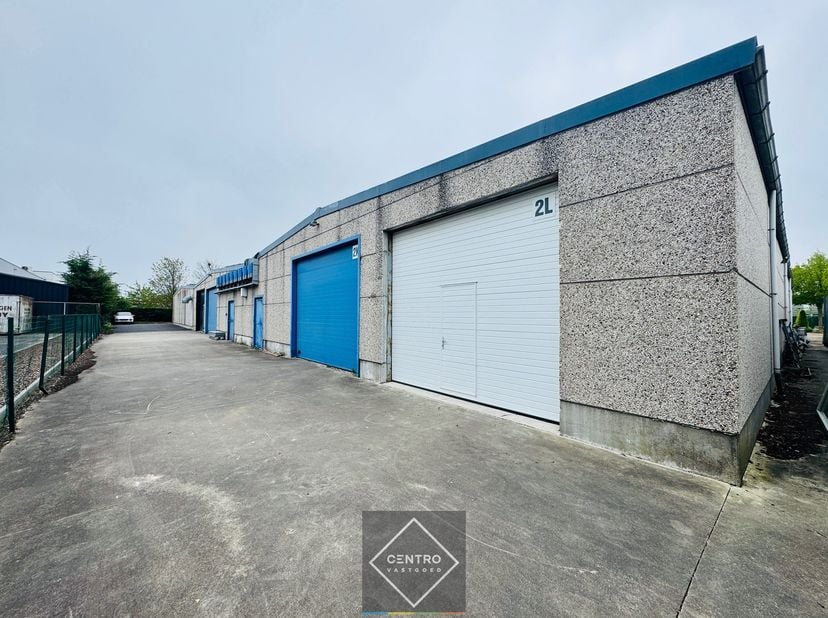AFWERKING:&lt;br /&gt;
Magazijn (6m x 20m): Metalen constructie, gepolierde betonvloer, vrije hoogte: 4m, 1 elektrische sectionaalpoort (h: 4,0m), TL-verlic