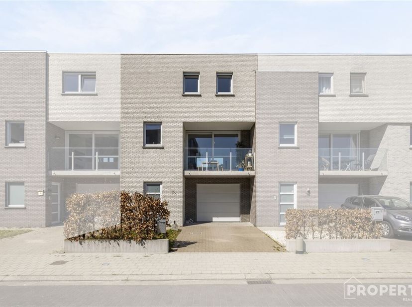 Instapklare woning met 3 slaapkamers!&lt;br /&gt;
Indeling: Inkomhal, op het gelijkvloers is er een ruime bergplaats/wasplaats/speelkamer, aansluitend is er