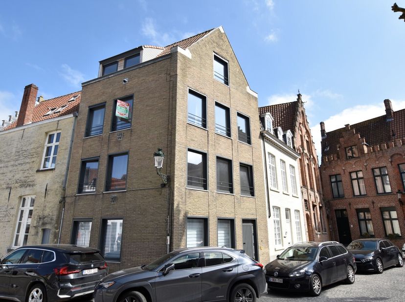 Dit leuk appartement is gelegen in het mooie Sint-Annakwartier in het kloppende hart van Brugge. Hier woont u op wandelafstand van de Langerei, de Gro