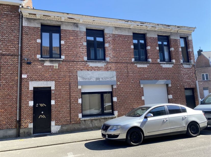 Deze volledig te renoveren woning met charmante gevel is gelegen in het centrum van Turnhout. Op de gelijkvloerse verdieping bevinden zich een inkomha