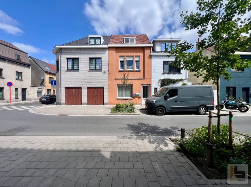 Deze statige RIJWONING (5m gevelbreedte), ONVERGUND (doch REEDS JARENLANG GEDOOGD) opgedeeld in 3 entiteiten, is ingeplant in een levendige woonwijk n
