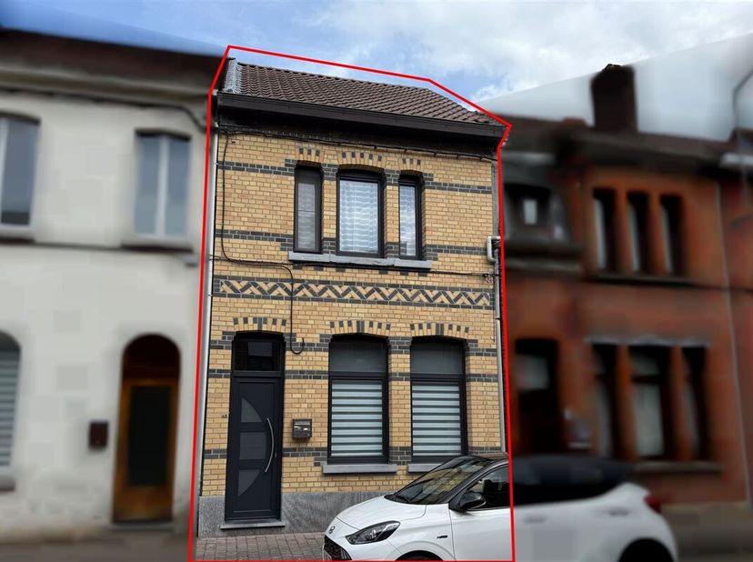 Mooie, volledig gerenoveerde twee-onder-een-kapwoning op 2 are van 40 centiares, ideaal gelegen op 2 km van het centrum van Doornik en op 2 minuten va