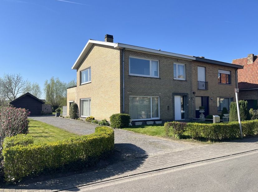 De woning is gelegen op een zuidgericht perceel in een rustige straat nabij het centrum van Sijsele. Dit op wandel- en fietsafstand van bakkers, slage