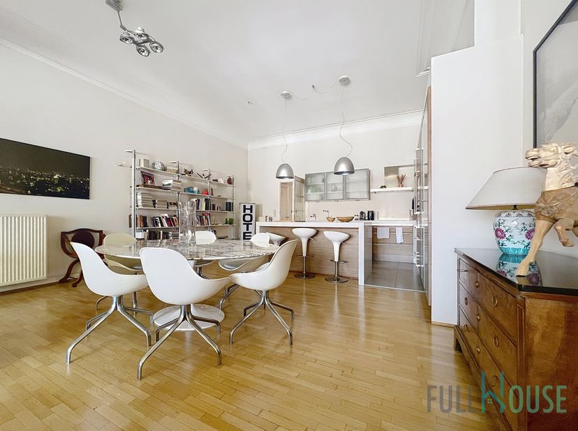 Ave Molière, magnifique appartement meublé avec goût au troisième étage d&#039;un immeuble de caractère. Il se compose d&#039;un hall d&#039;entrée avec toilettes et