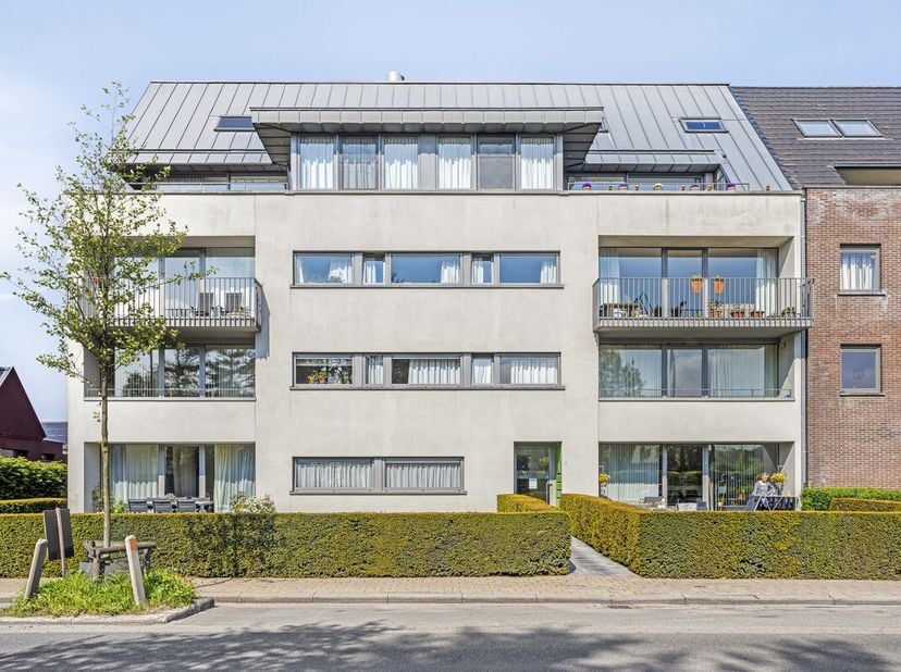 Op zoek naar een stijlvolle en lichtrijke woonst op een centrale locatie? Deze instapklare loft op de bovenste verdieping van een kleinschalige en eig