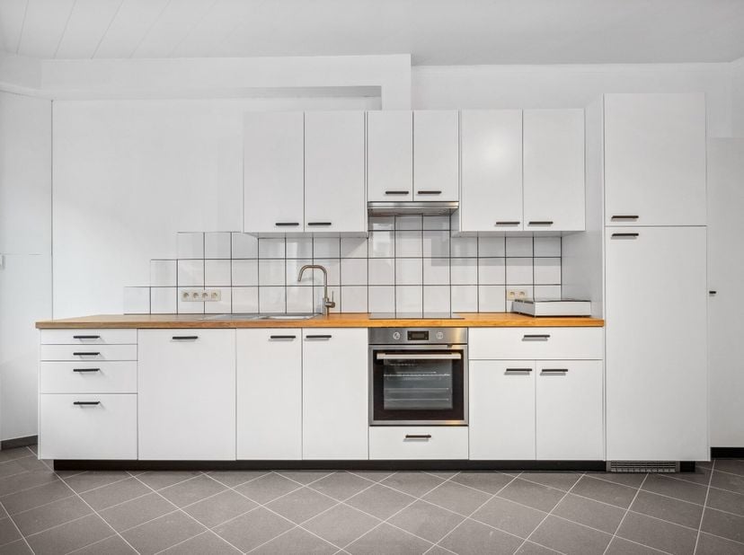 Een stijlvol gerenoveerde stadswoning in het hart van Tienen. Deze volledig gerenoveerde woning uit 2024 biedt modern comfort op een toplocatie. Dankz
