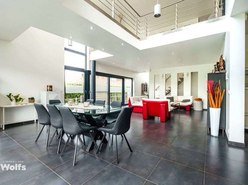 Faire offre à partir de 565.000 euro. L&#039;Immobilière Wolfs a le plaisir de vous présenter cette magnifique villa d&#039;architecte avec garage et jardin dan