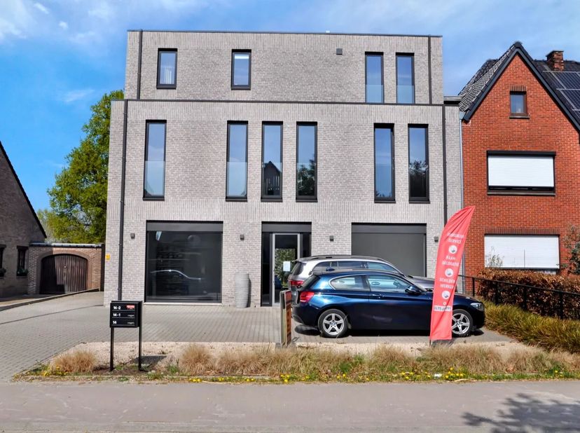 COMMERCIEEL GELIJKVLOERS MET VEEL LICHTINTVAL VAN 130M² IN STEVOORT&lt;br /&gt;
Op zoek naar de ideale kantoorruimte of een nieuwe locatie voor uw zaak? Ont