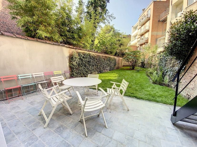 À proximité du parc de Forest, entre le boulevard Guillaume Van Haelen et la chaussée de Bruxelles, dans une belle maison de charme 1921 de ± 242m² en