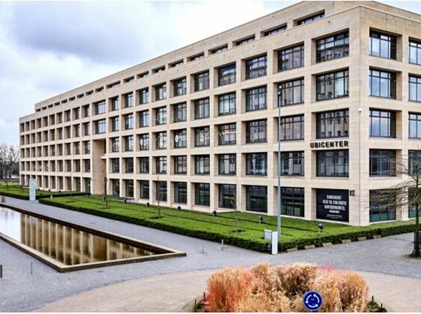 Mooie kantoren beschikbaar gelegen aan de Philipssite in Leuven en op wandelafstand van het centrum en het station. Het gebouw ligt tevens in een aang