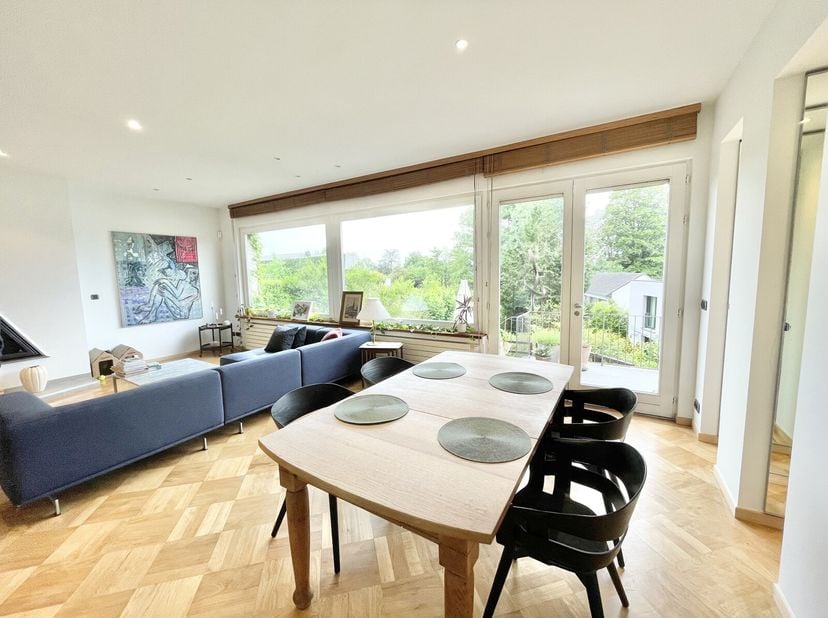 EN EXCLUSIVITE, VICTOIRE-JUNOT vous propose sur Uccle: belle maison 3 façades de  +- 272 m² habitables située au calme , en lisière de Bois de la Camb