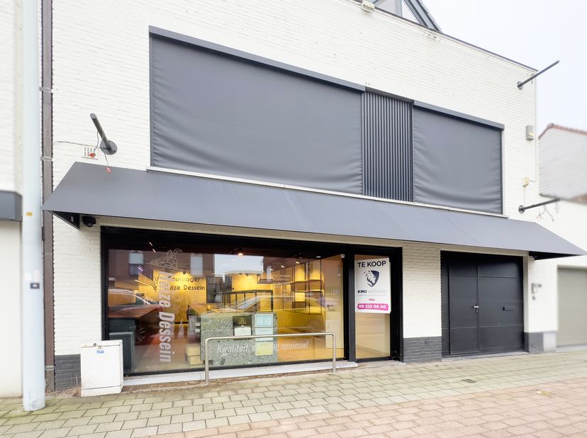Dit handelsgelijkvloers van 111 m2 bevindt zich op een commerciële topligging op de Steenweg van Eke. Als belangrijkste straat van de omgeving geniet