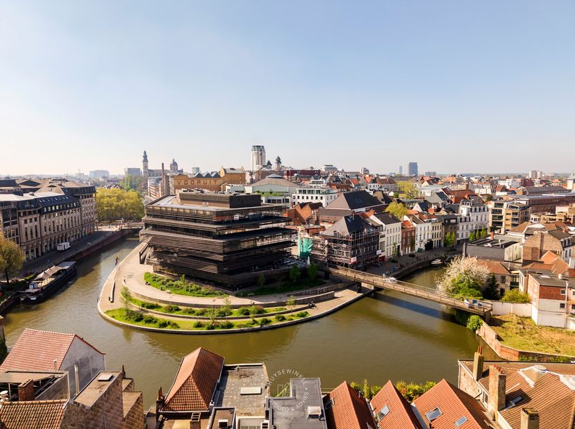 Deze iconische townhouse bevindt zich op de Grote Huidevettershoek, in het hart van het historisch centrum van Gent. Deze locatie biedt al het goede v