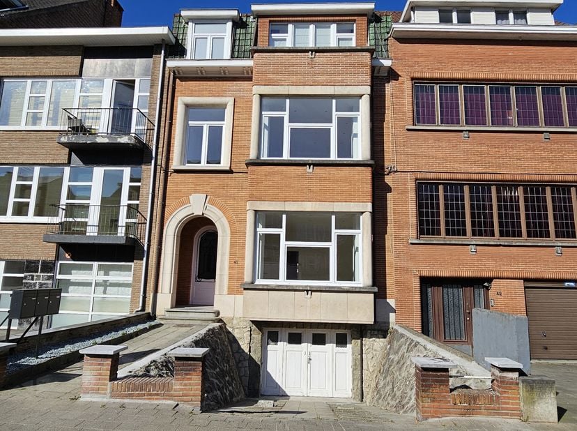 LAEKEN - A 2 pas de la Tour Japonaise, PARVISSIMMO VOUS PROPOSE ce magnifique appartement de 97m² au rez de chaussée dans un petit immeuble sans ascen