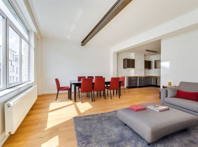 Home Expert Immo vous présente cet élégant appartement entièrement rénové de ± 90 m², idéalement situé à seulement 10 minutes à pied de la Grand-Place