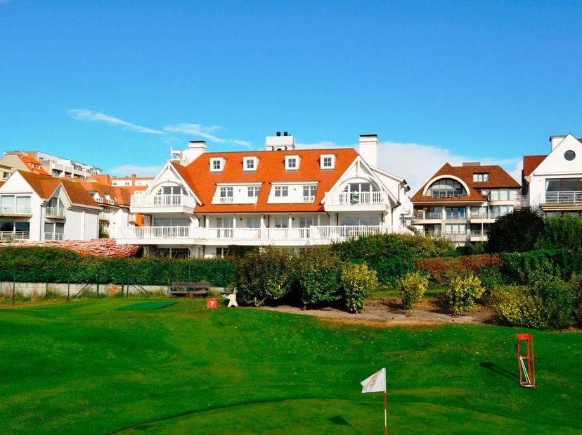 Garagebox te huur op de Kustlaan vlakbij de Minigolf Approach, het strand en de winkels van het Zoute. Gemakkelijk toegankelijk. Ruime lift tot het ge