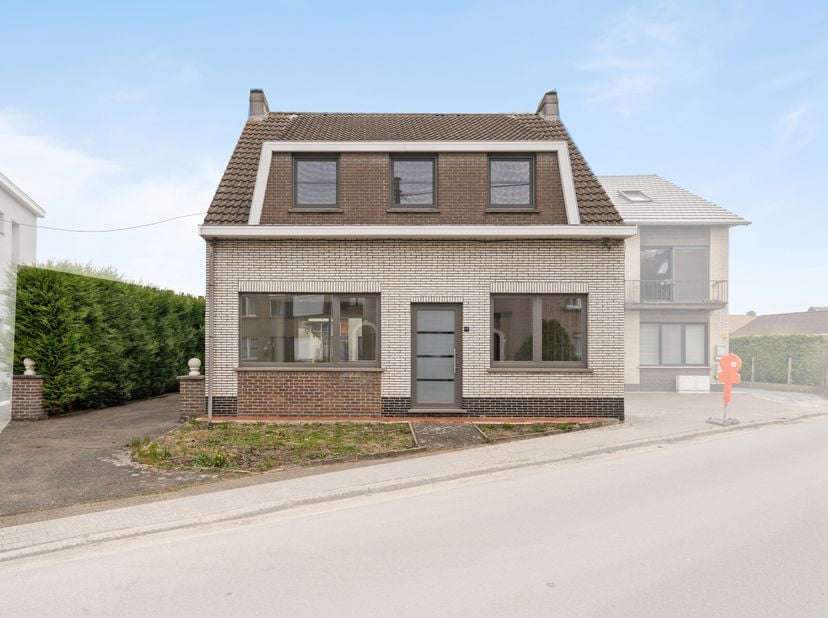 Ben je op zoek naar een deels te renoveren woning nabij het Dorp van Schellebelle? Zoek niet verder! Deze woning met 3 ruime slaapkamers, garage en vo