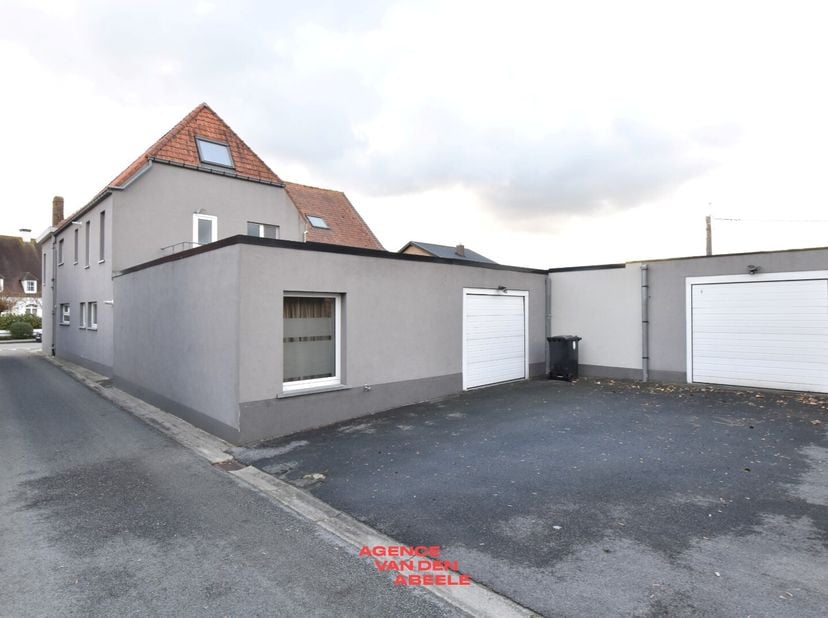 Vergunde opbrengsteigendom bestaande uit 2 entiteiten op een toplocatie te Moerkerke. Het pand bestaat uit 2 appartementen met 2 grote garages. Gezien