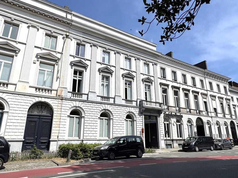 617m² kantoorruimte met parking, terras en uitbreidingsmogelijkheid op zolder&lt;br /&gt;
Ligging: aan het Sint-Annaplein in Gent, op wandelafstand van het