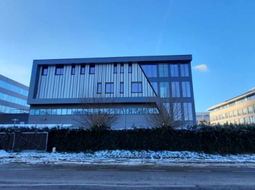 Bureaux avec espace polyvalent dans nouvelle construction, idéalement et stratégiquement situé sur un axe de fort passage routier reliant la E19 à la