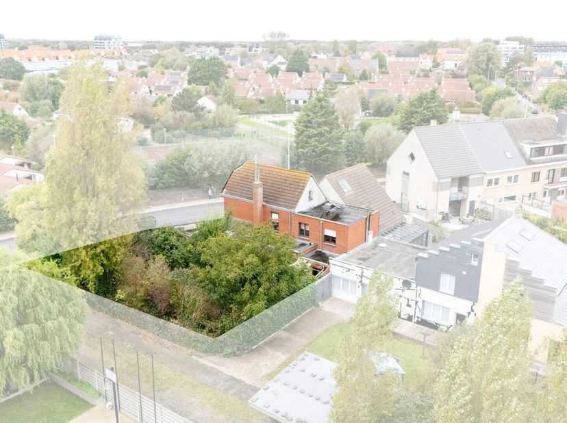 Afbraakpand/bouwgrond op een zeer mooie rustige ligging te koop te Bredene Maria-Duyne. In de nabijheid kan je heerlijk gaan ontspannen in het recreat
