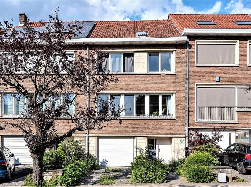 EXCLUSIVITE - VICTOIRE-JUNOT vous propose une agréable maison de 236 m² située à proximité de la Place Dumon, agrémentée d&#039;un jardin orienté Est. Elle