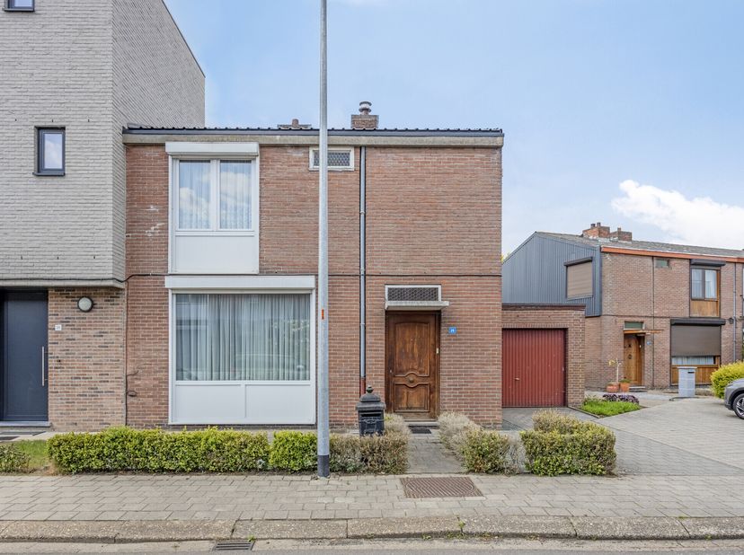 Deze halfopen gezinswoning met 4 slaapkamers en een privatieve tuin is rustig gelegen op fietsafstand van het centrum van Herentals.&lt;br /&gt;
Indeling va