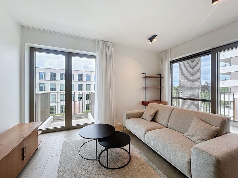 Dit lichtrijk nieuwbouwappartement met 1 slaapkamer en 2 terrassen ligt aan de Schelde, op korte fietsafstand van het Gentse stadscentrum, het UZ Gent