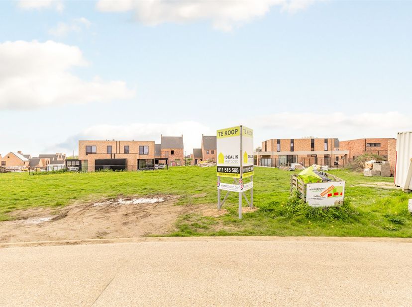 UNIEKE KANS! Deze knappe kavel van 3a 41ca, voor een half open woning, gelegen in Bree (Gerdingen) in het gloednieuwe woonproject ‘Op de Koopman’, bie