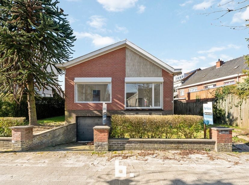 Deze prachtige villa werd volledig gerenoveerd en combineert modern wooncomfort met tijdloze elegantie. Gelegen in een rustige en gegeerde buurt, bied