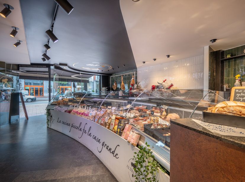 Res. Prince&#039;s. V&lt;br /&gt;
eelzijdig &amp; ruim handelspand op één van de beste locaties in de Lippenslaan, aan het Burgemeester Frans Desmidtplein. Dit centr