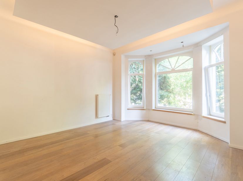 *** OPTION / DANS L&#039;ATTENTE DE LA SIGNATURE DU BAIL ***  TRIOR Woluwe vous propose cette agréable et lumineuse maison 5 chambres de 250m². Située dans